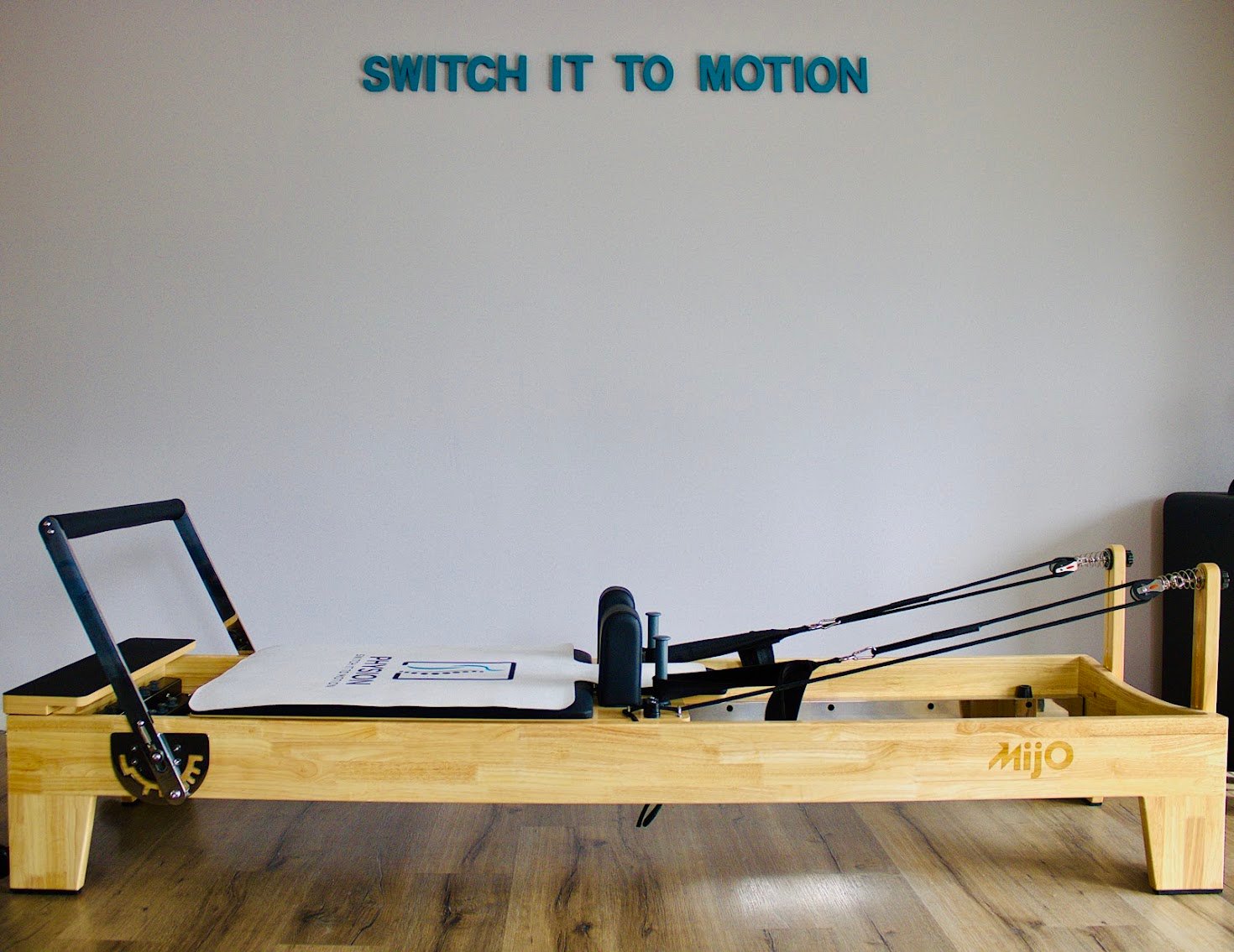 Reformer Pilates κάτω από την επιγραφή Switch it to motion